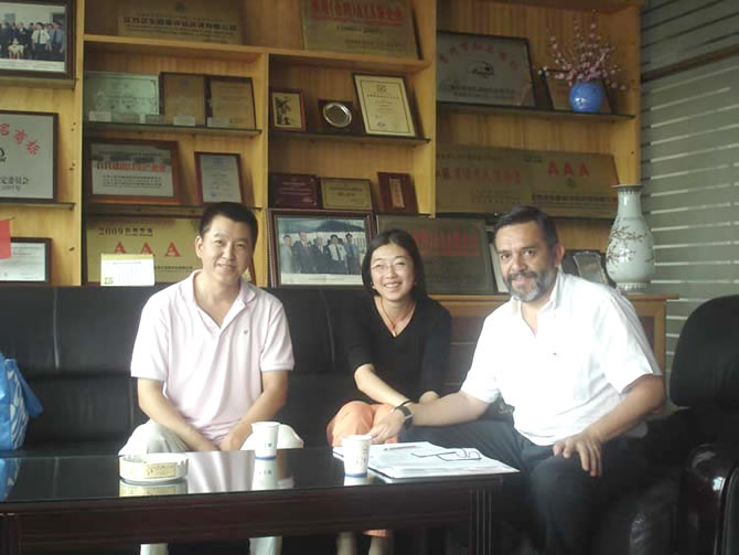 我公司外贸人员与国外客户交流